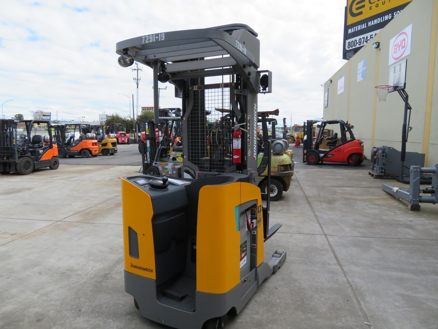 2015 Crown RC5530C-30 At UsedEquipmentHub.com